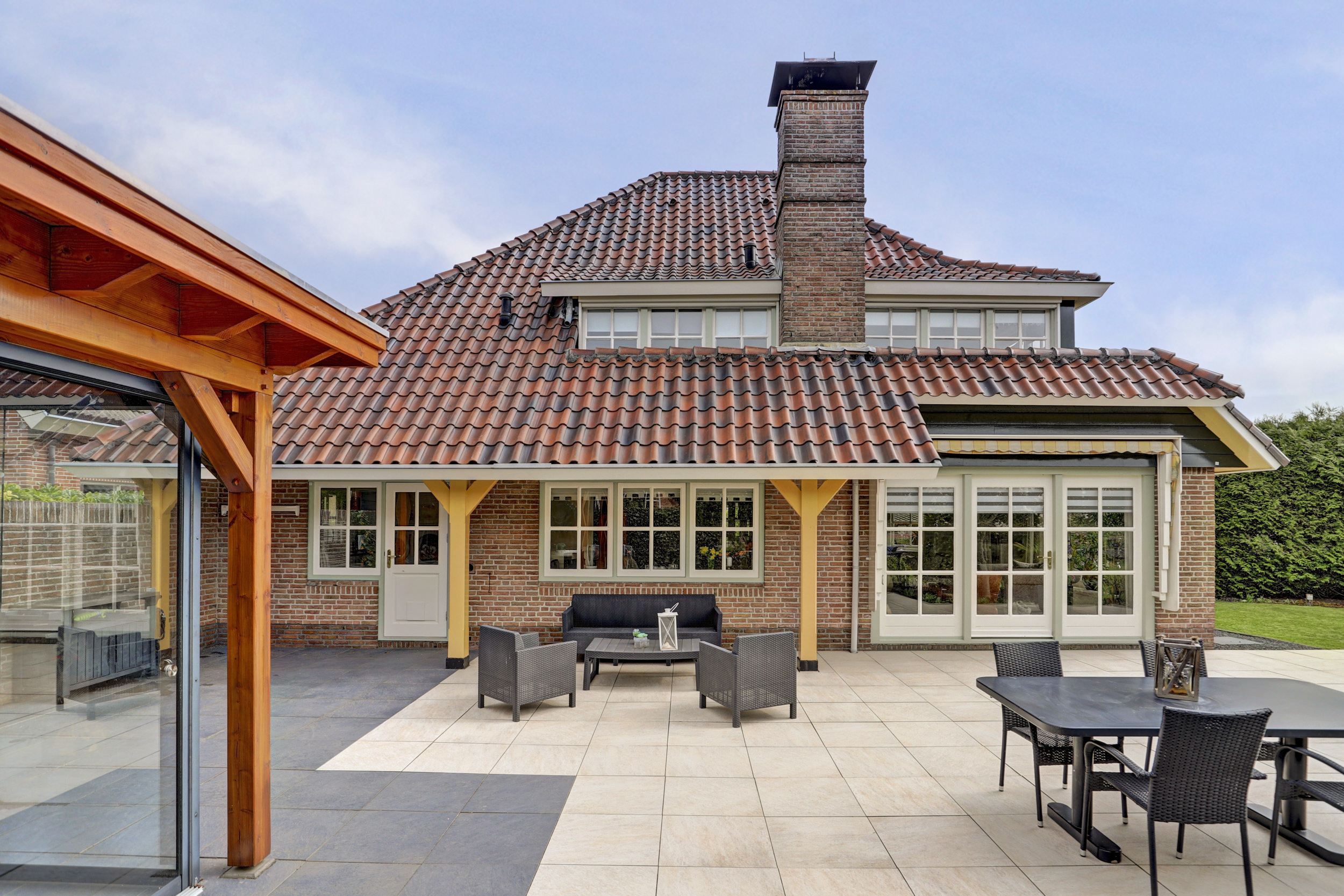 '$houseDetails->street_name'.' '.'$houseDetails->number'