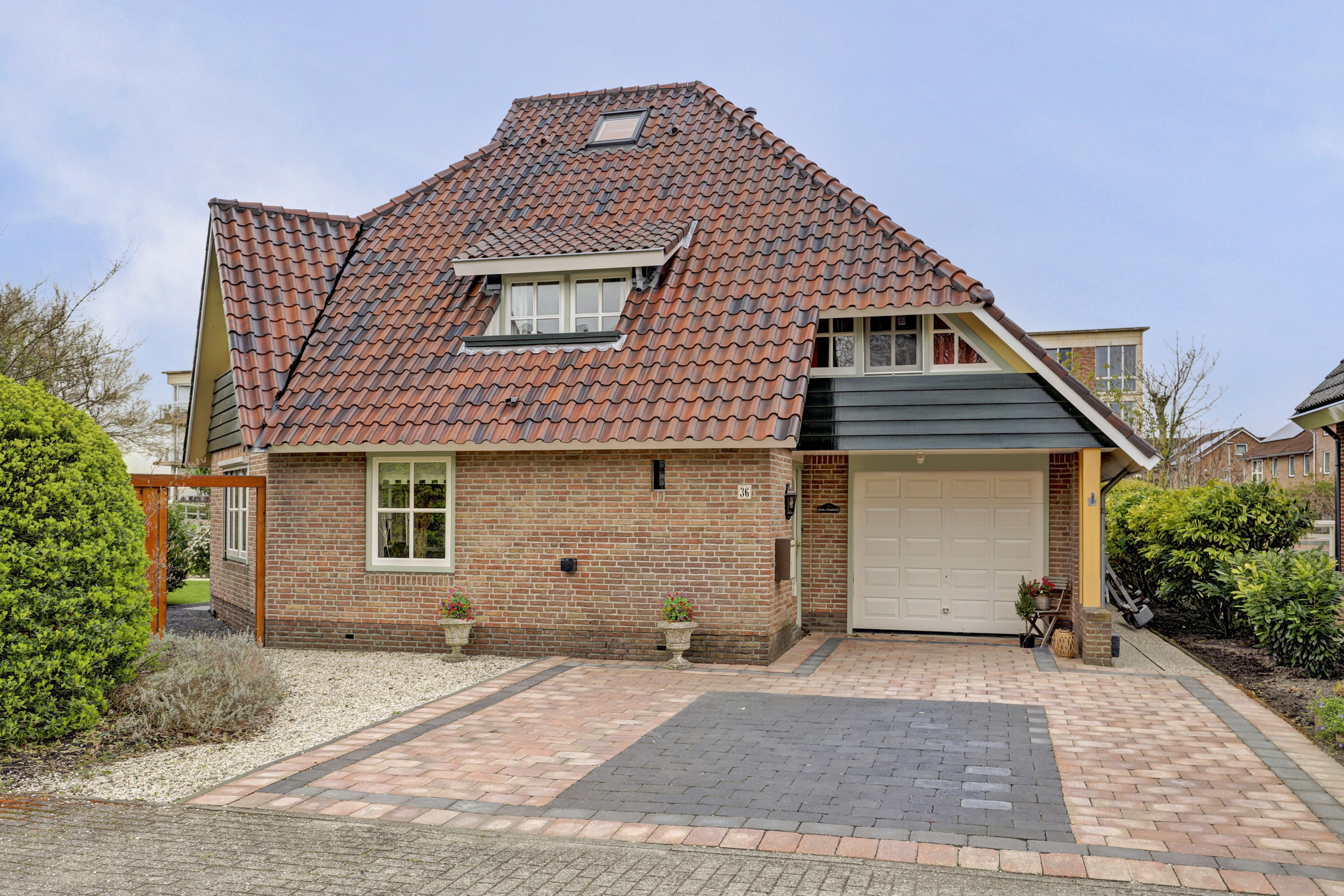 '$houseDetails->street_name'.' '.'$houseDetails->number'