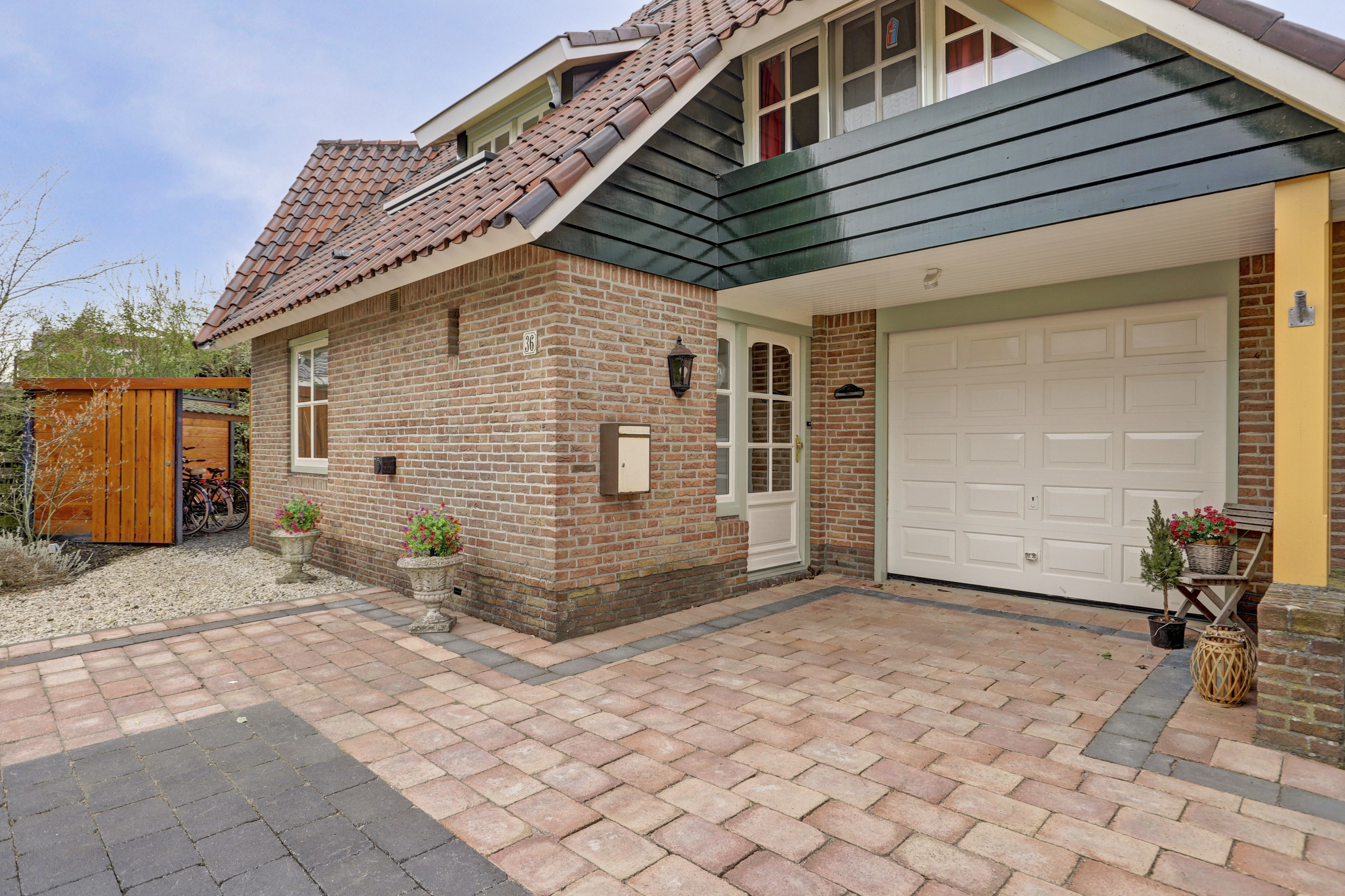 '$houseDetails->street_name'.' '.'$houseDetails->number'