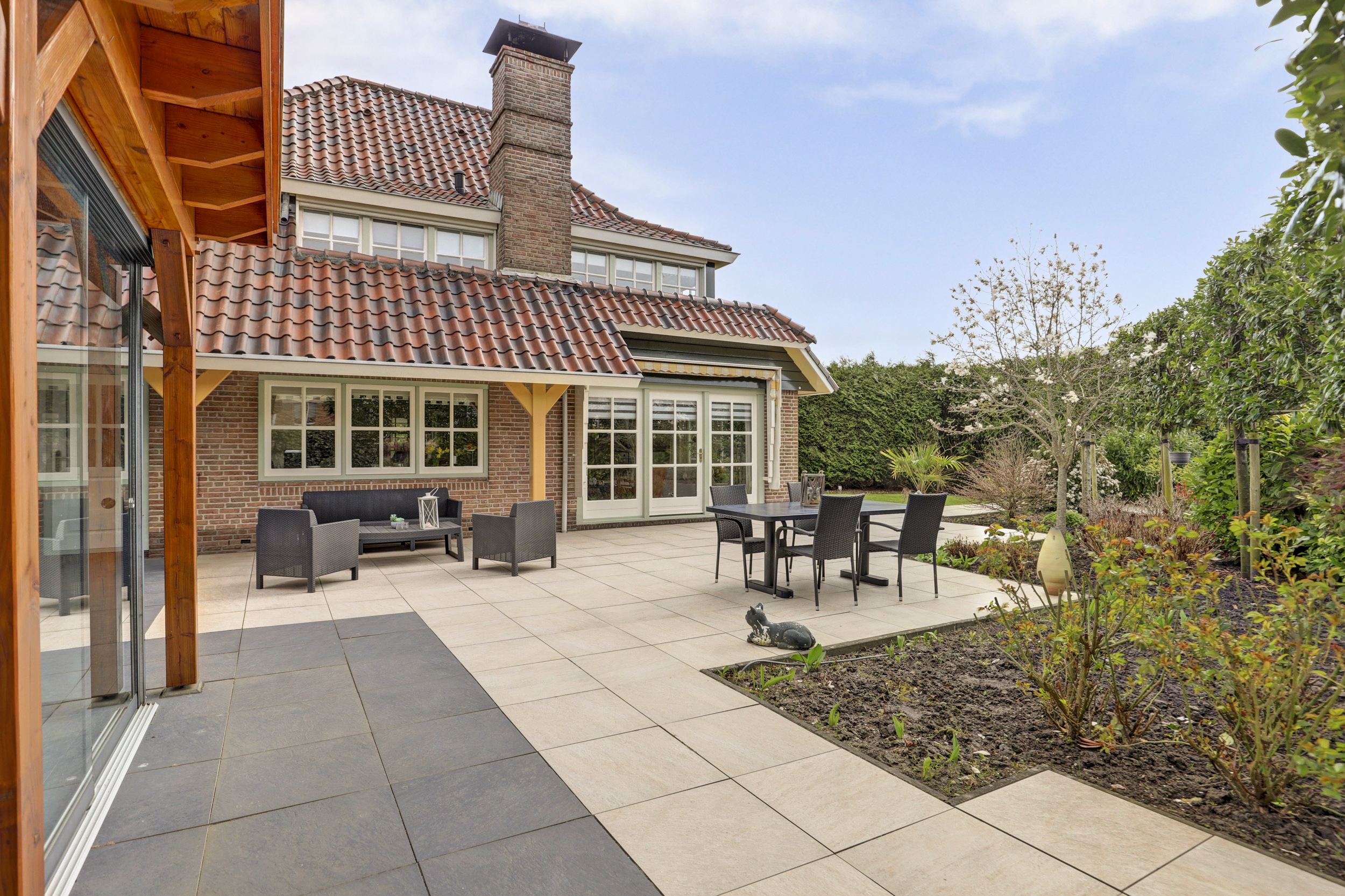 '$houseDetails->street_name'.' '.'$houseDetails->number'