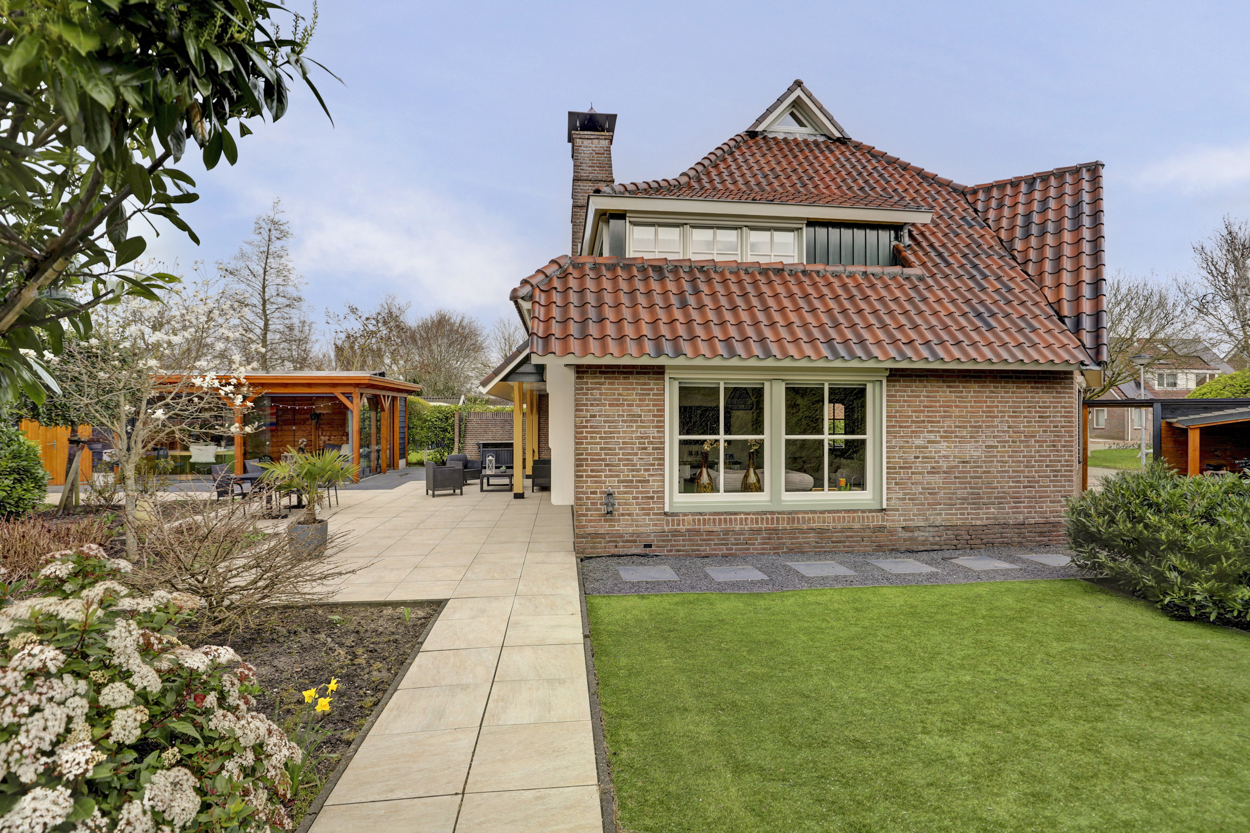 '$houseDetails->street_name'.' '.'$houseDetails->number'