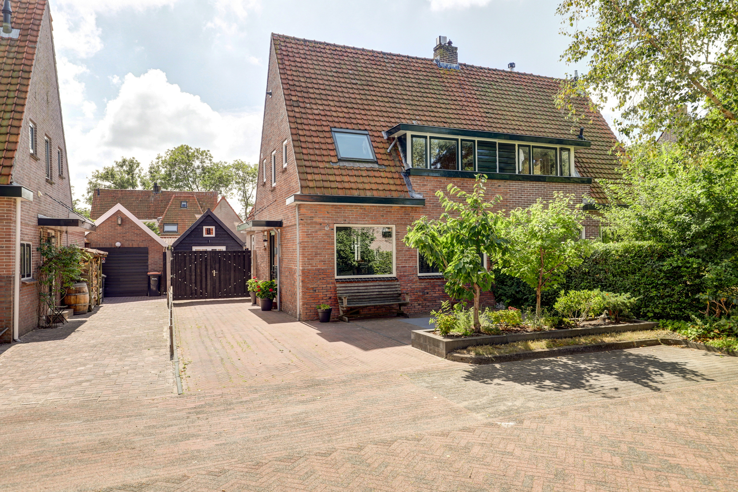 '$houseDetails->street_name'.' '.'$houseDetails->number'