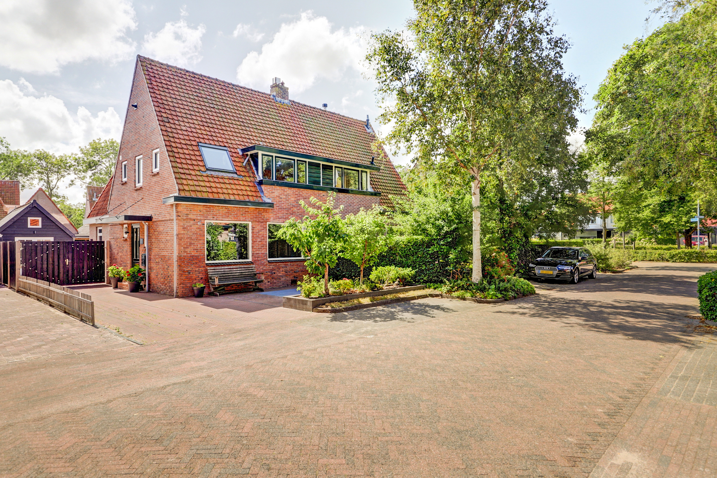 '$houseDetails->street_name'.' '.'$houseDetails->number'