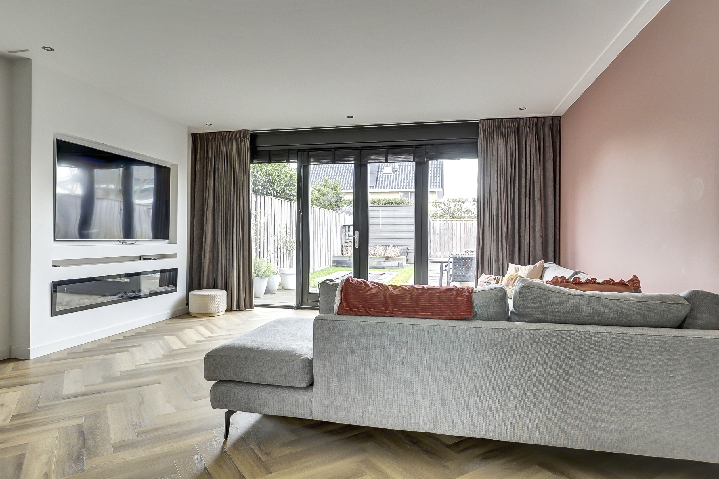 '$houseDetails->street_name'.' '.'$houseDetails->number'