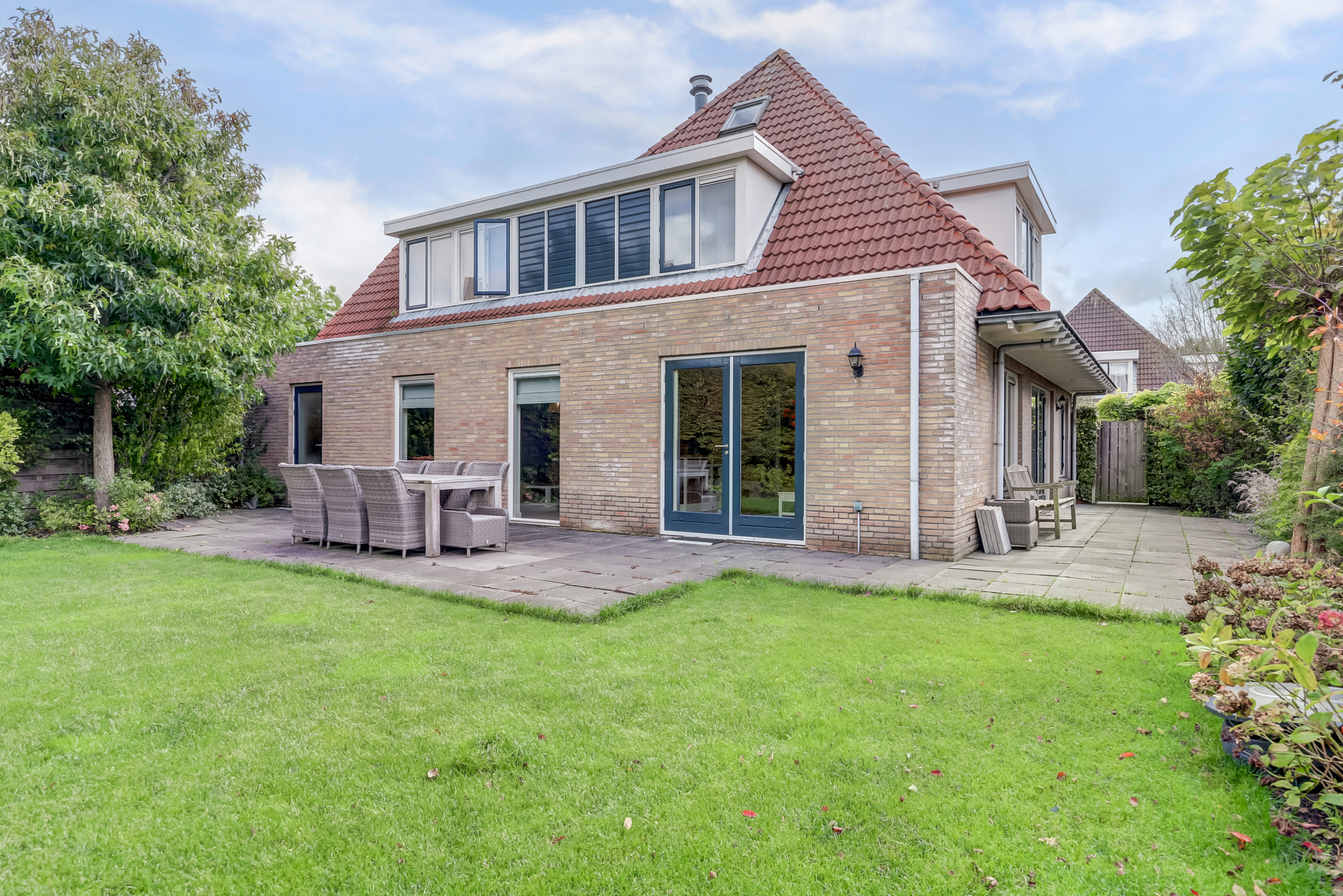 '$houseDetails->street_name'.' '.'$houseDetails->number'