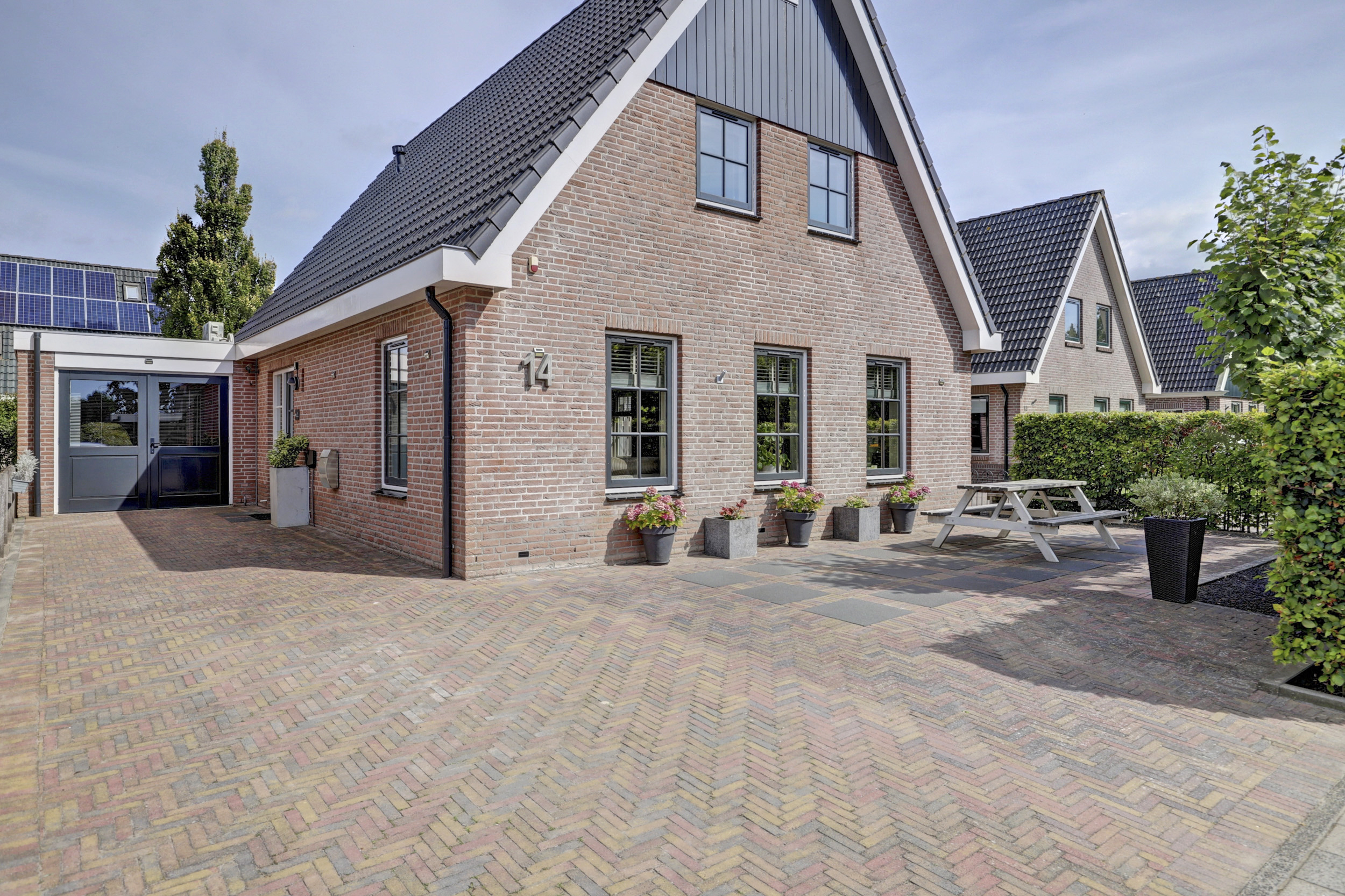 '$houseDetails->street_name'.' '.'$houseDetails->number'